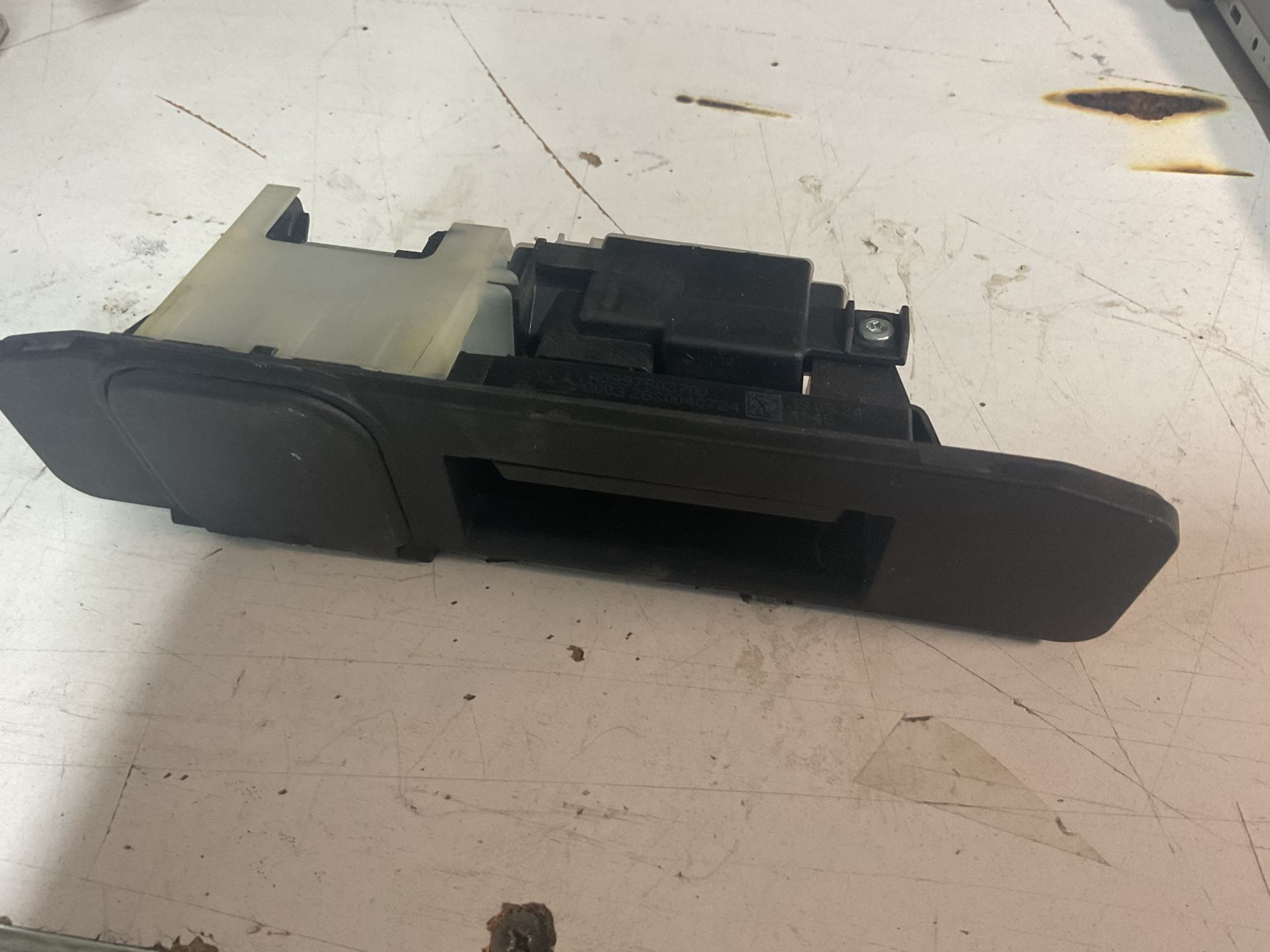 A0997503700 MERCEDES W247 W177 W447 ARKA BAGAJ AÇMA KOLU ÇIKMA ORJİNAL