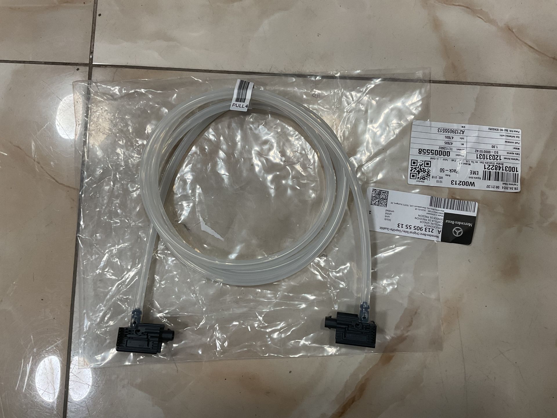 A2139055513 MERCEDES W213 W238 ÖN DARBE SENSÖRÜ SERUM HORTUMLU SIFIR ORJİNAL