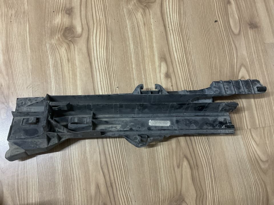 17118572189 8572189 BMW E70 ÖN SAĞ RADYATÖR TAŞIYICI BRAKETİ  ÇIKMA ORJİNAL