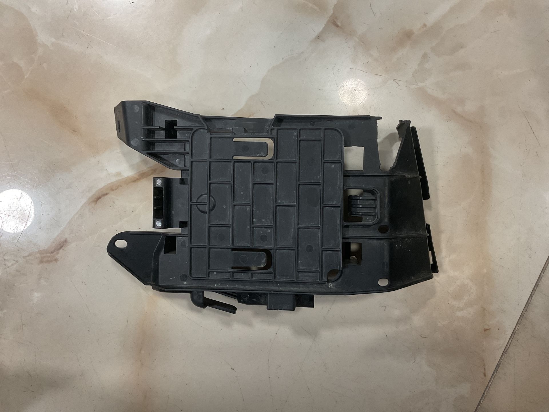 12907604348 7604348 BMW F20 LCİ F21 SİGORTA KUTUSU AYAĞI ÇIKMA ORJİNAL
