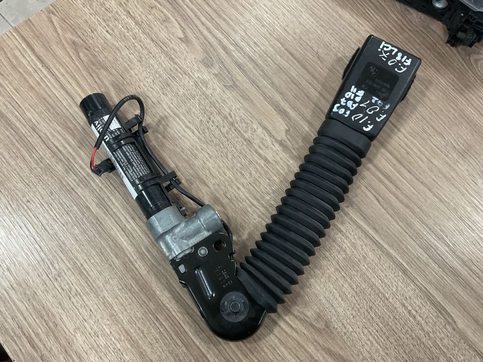 630949700 BMW F01 F07 F10 ÖN SAĞ KEMER GERDİRİCİ ÇIKMA ORJİNAL
