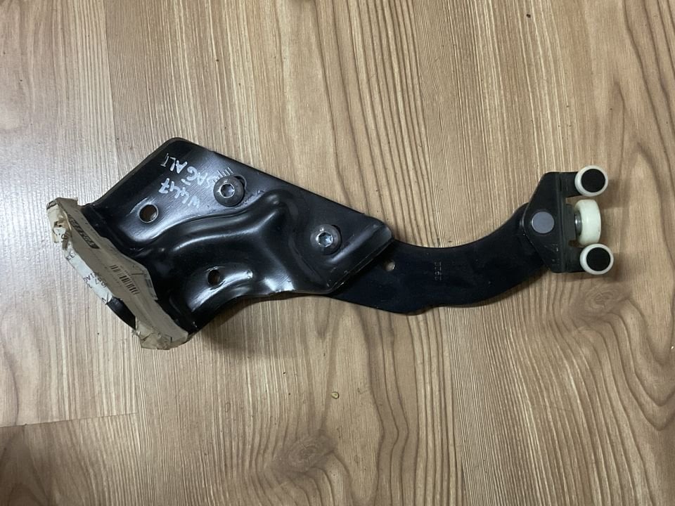 A4477601547 MERCEDES W447 ALT SAĞ SÜRGÜLÜ KAPI BRAKETİ SIFIR ORJİNAL