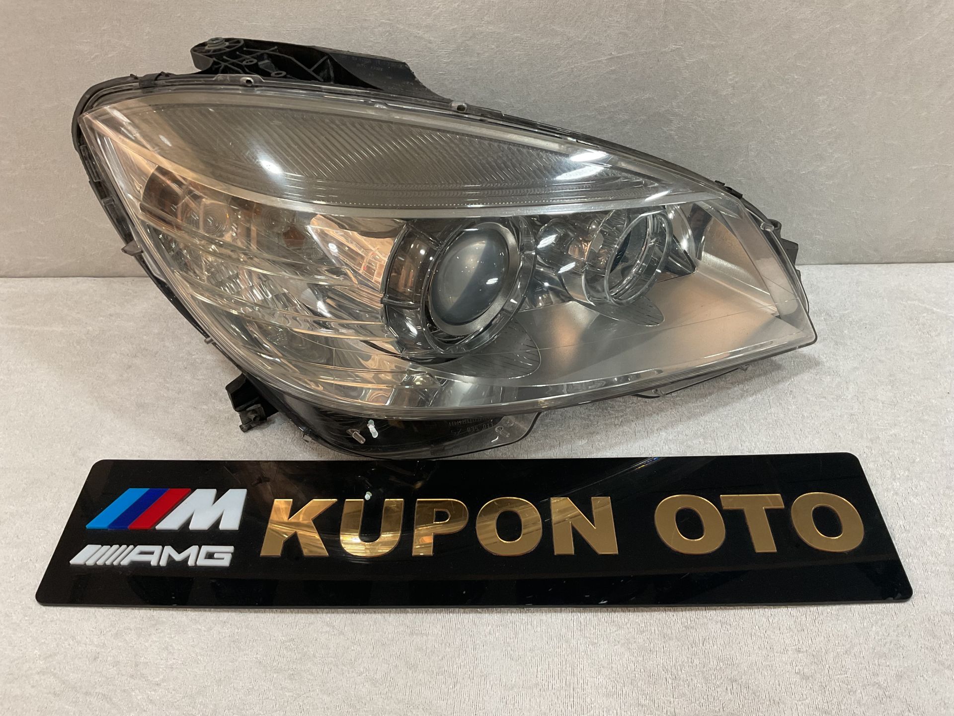 A2049065203 MERCEDES W204 SAĞ XENON FAR ÇIKMA ORJİNAL(CAM DEĞİŞMİŞ SU ALMAYA KARŞI GARANTİLİ)