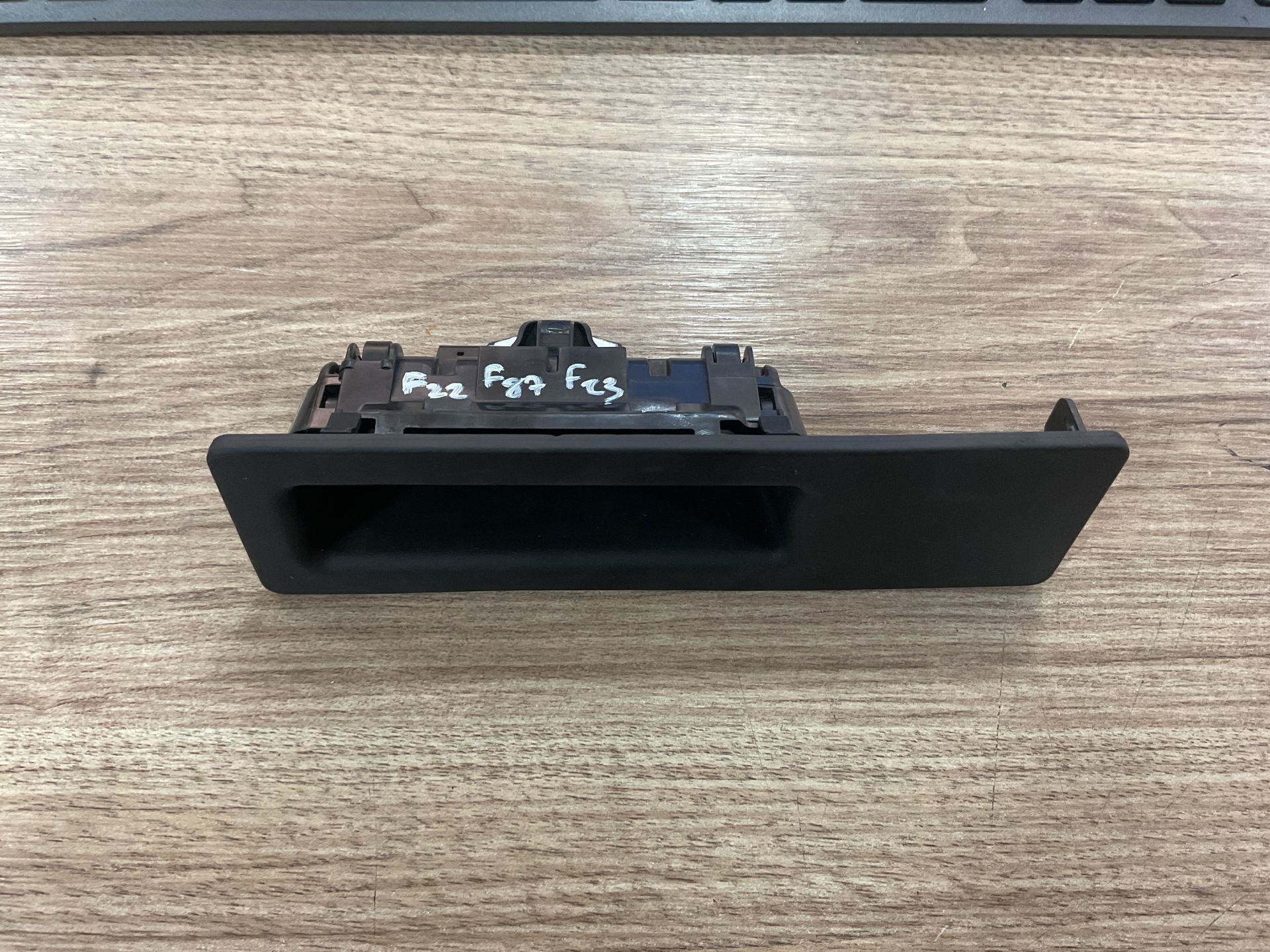 51247463162 7463162 BMW F22 F87 F23 F30 F31 BAGAJ AÇMA KOLU ÇIKMA ORJİNAL