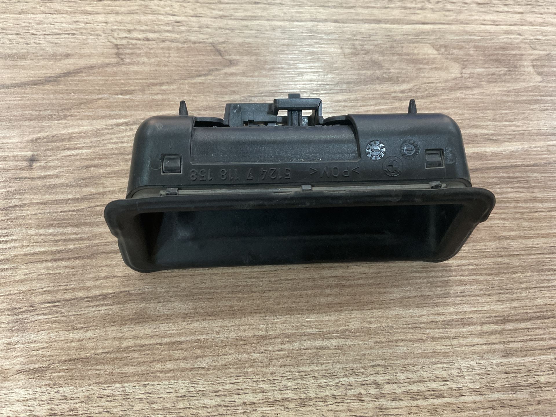 51247118158 7118158 BMW E88 E82 E90 E92 E60 E84 BAĞAJ AÇMA KOLU ÇIKMA ORJİNAL