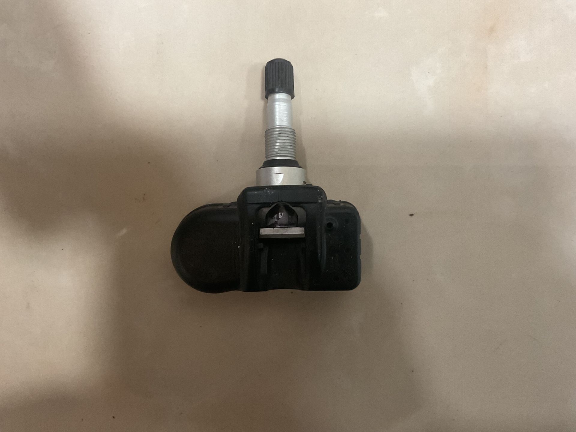 A0009057200 MERCEDES W117 W156 W166 W172 W176 W197 W204 W207 W 212 W216 W218 W221 W222 W 231 W 242 W246 W 251 W451 W461 W463 W906 LASTİK BASINÇ SENSÖRÜ ÇIKMA ORJ
