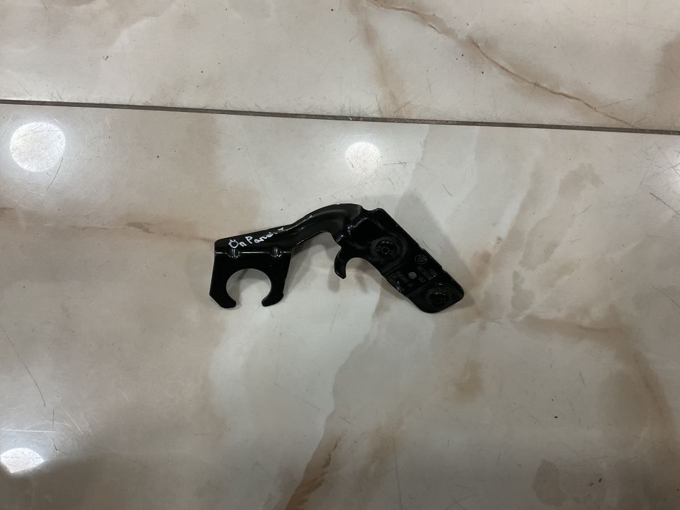 13718618896 8618896 BMW F36 F20 F87 F82 F23 ÖN PANEL TUTUCU AYAĞI ÇIKMA ORJİNAL