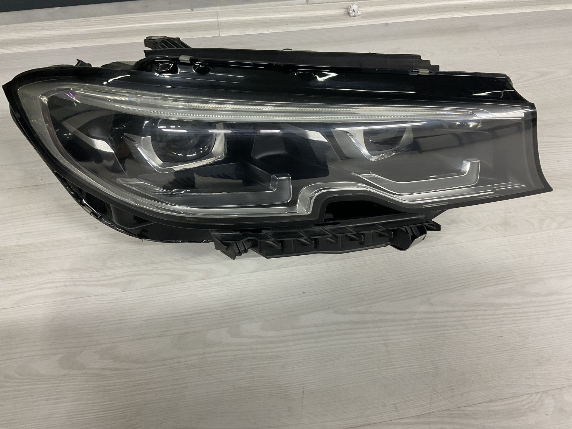 63118496150 9481702 BMW G30 SAĞ ÖN LED FAR ÇIKMA ORJİNAL(CAM DEĞİŞMİŞ KASA TAMİRLİ SU ALMAYA KARŞI GARANTİLİ)