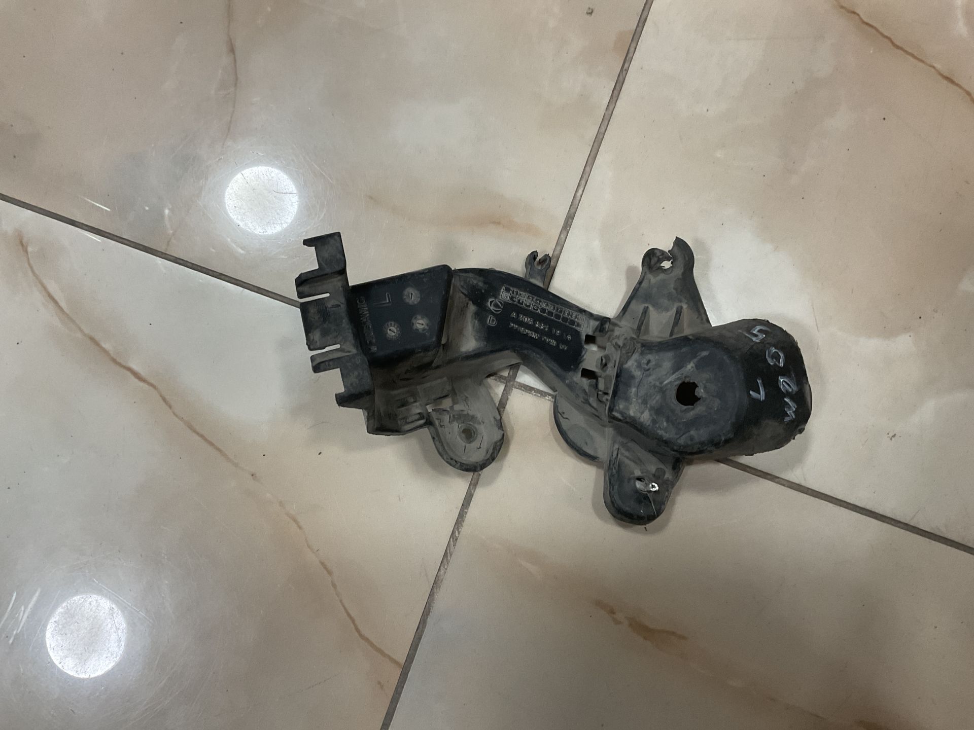 A2058851914 MERCEDES W205 AMG ARKA TAMPON ALT BRAKETİ ÇIKMA ORJİNAL