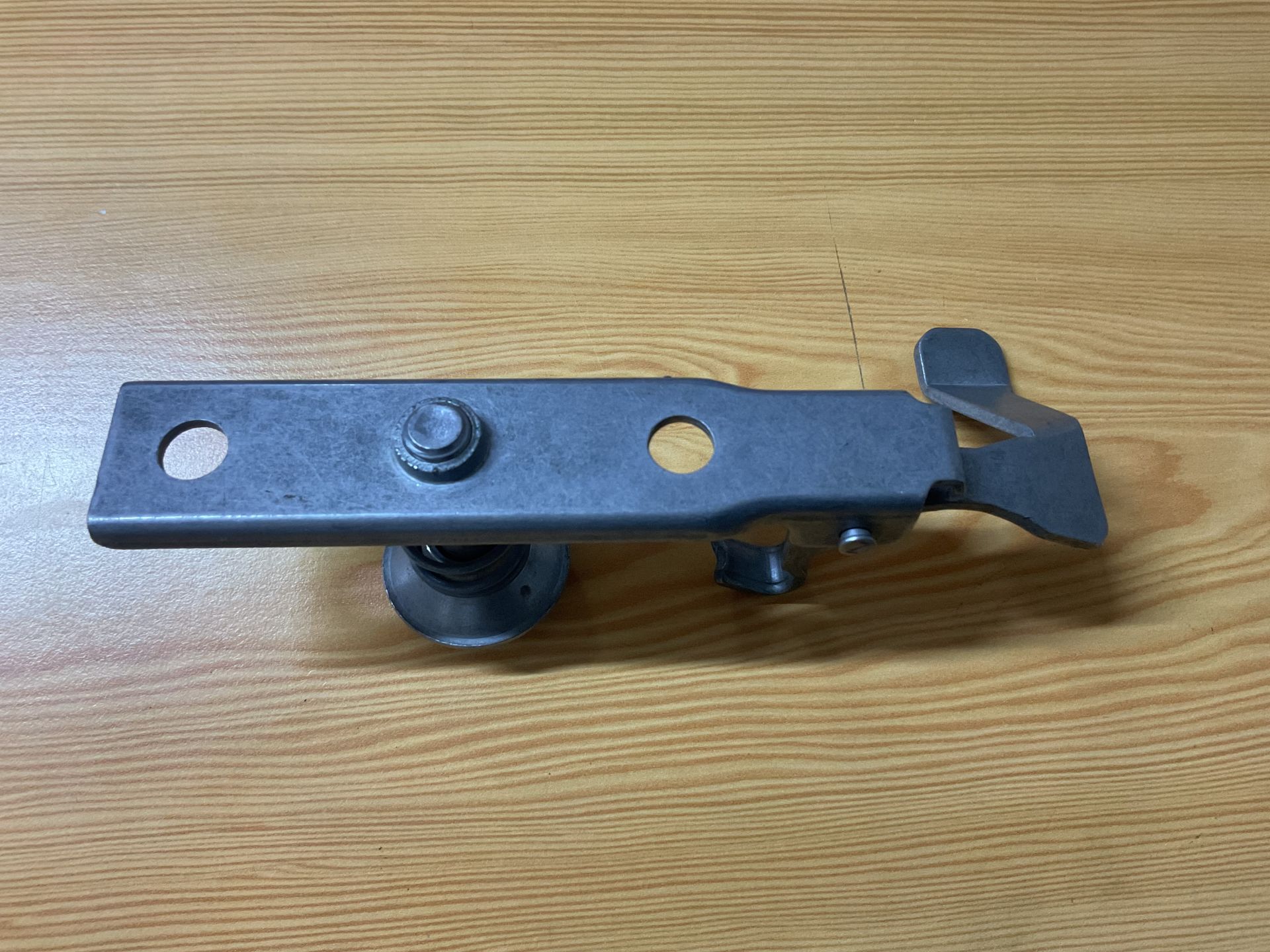 A9017500084 MERCEDES W901 KAPUT KİLİT KANCASI ÇIKMA ORJİNAL