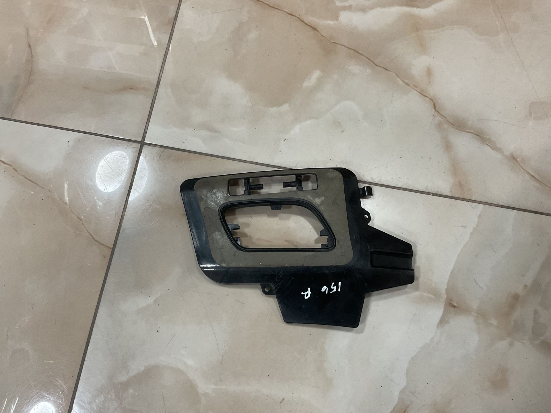 A1568852456 MERCEDES W156 SAĞ FAR FİSKİYE KAPAK AYAĞI ÇIKMA ORJİNAL