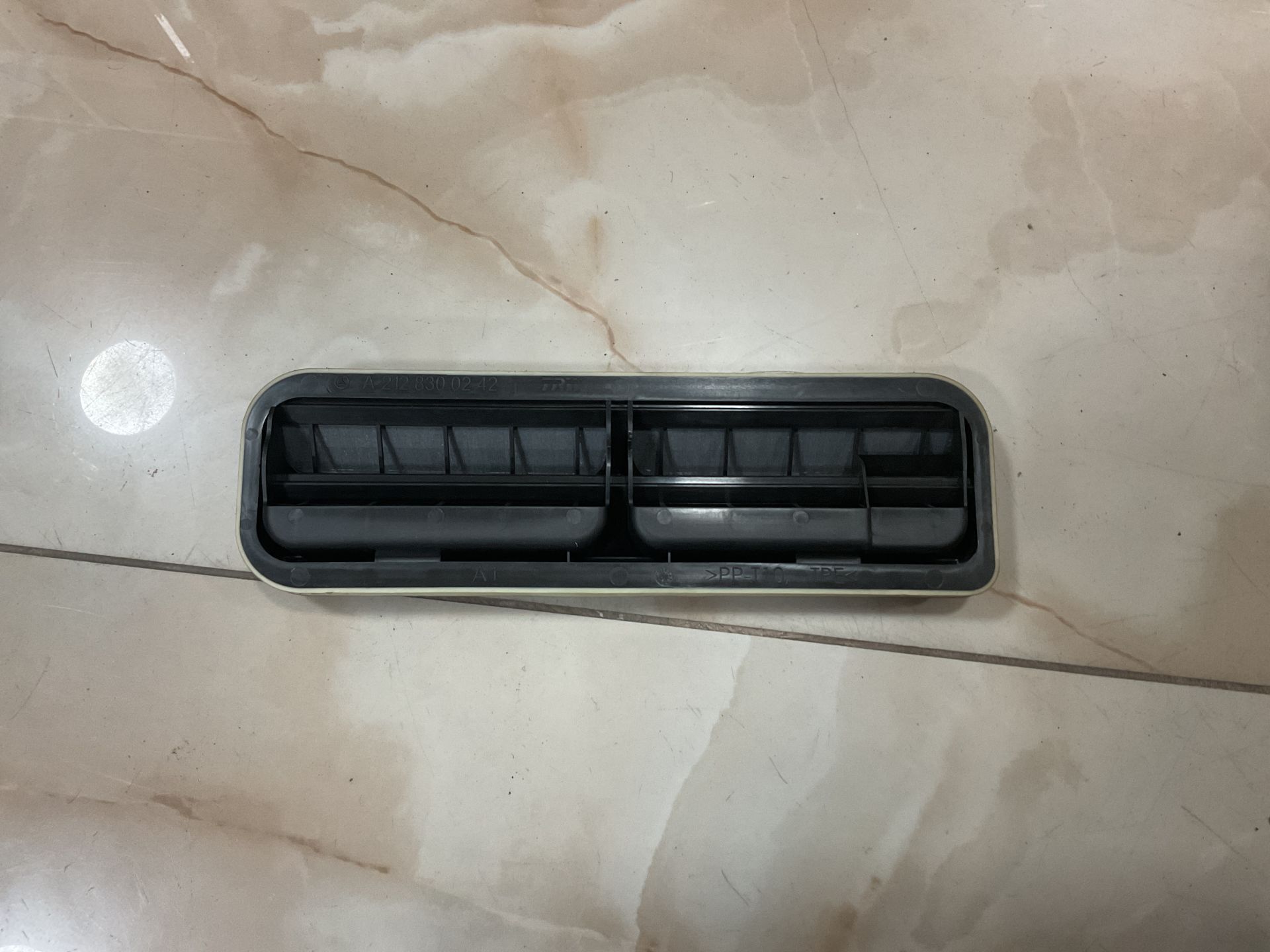 A2128300242 MERCEDES W212 E SERİSİ ARKA HAVA KANALI BAKALİTİ SIFIR ORJİNAL