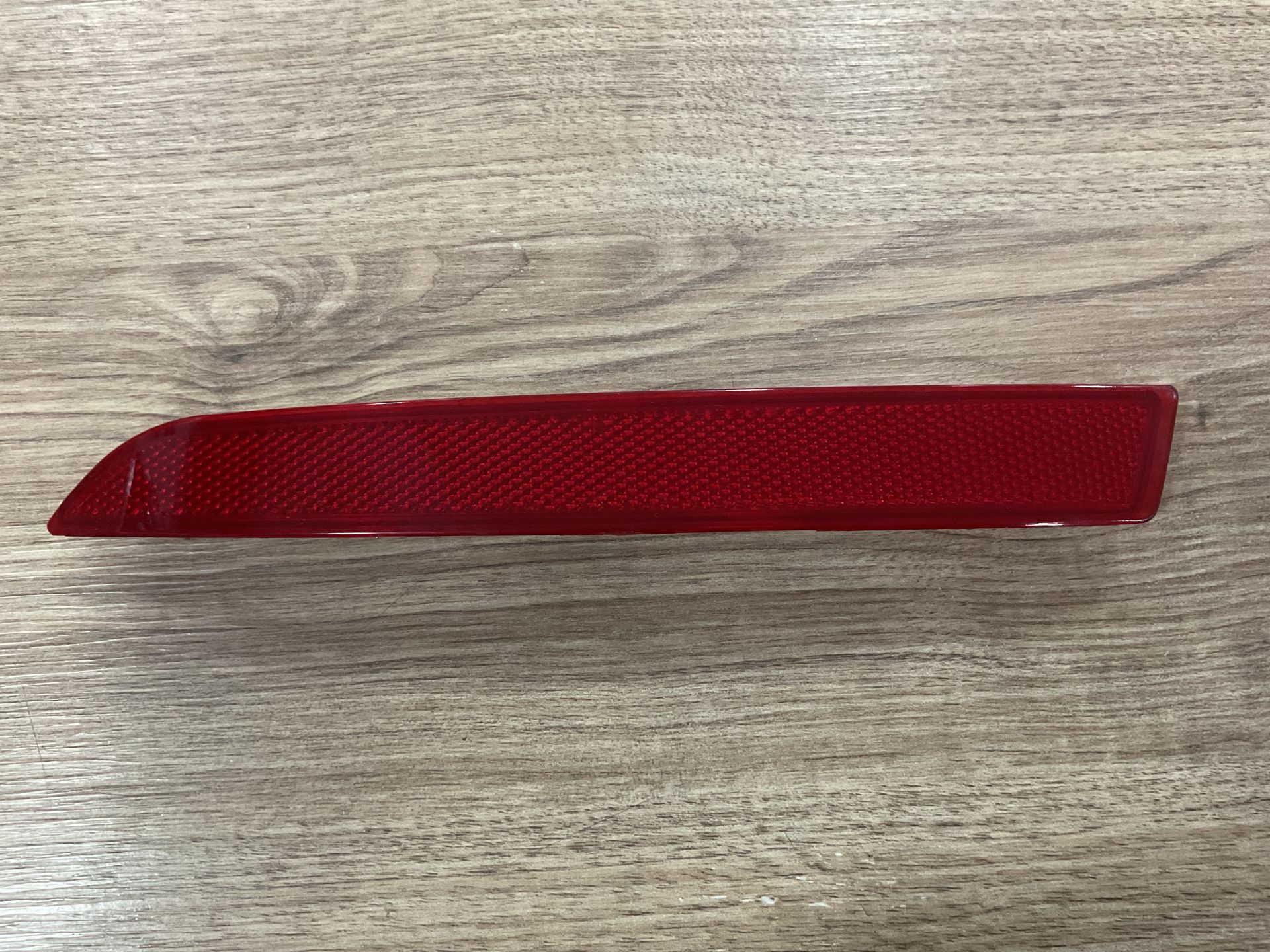 7318556 BMW F10  SAĞ ARKA TAMPON REFLEKTÖRÜ ÇIKMA ORJİNAL