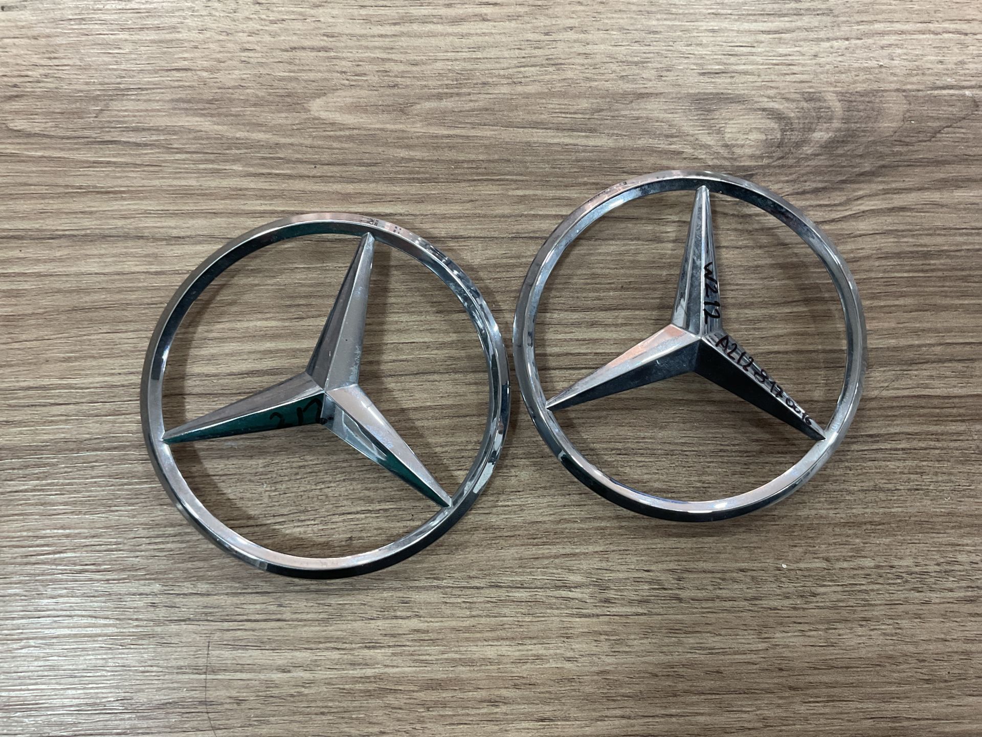 A2128170016 MERCEDES 212 SERİSİ ÖN AMBLEM ORJİNAL ÇIKMA