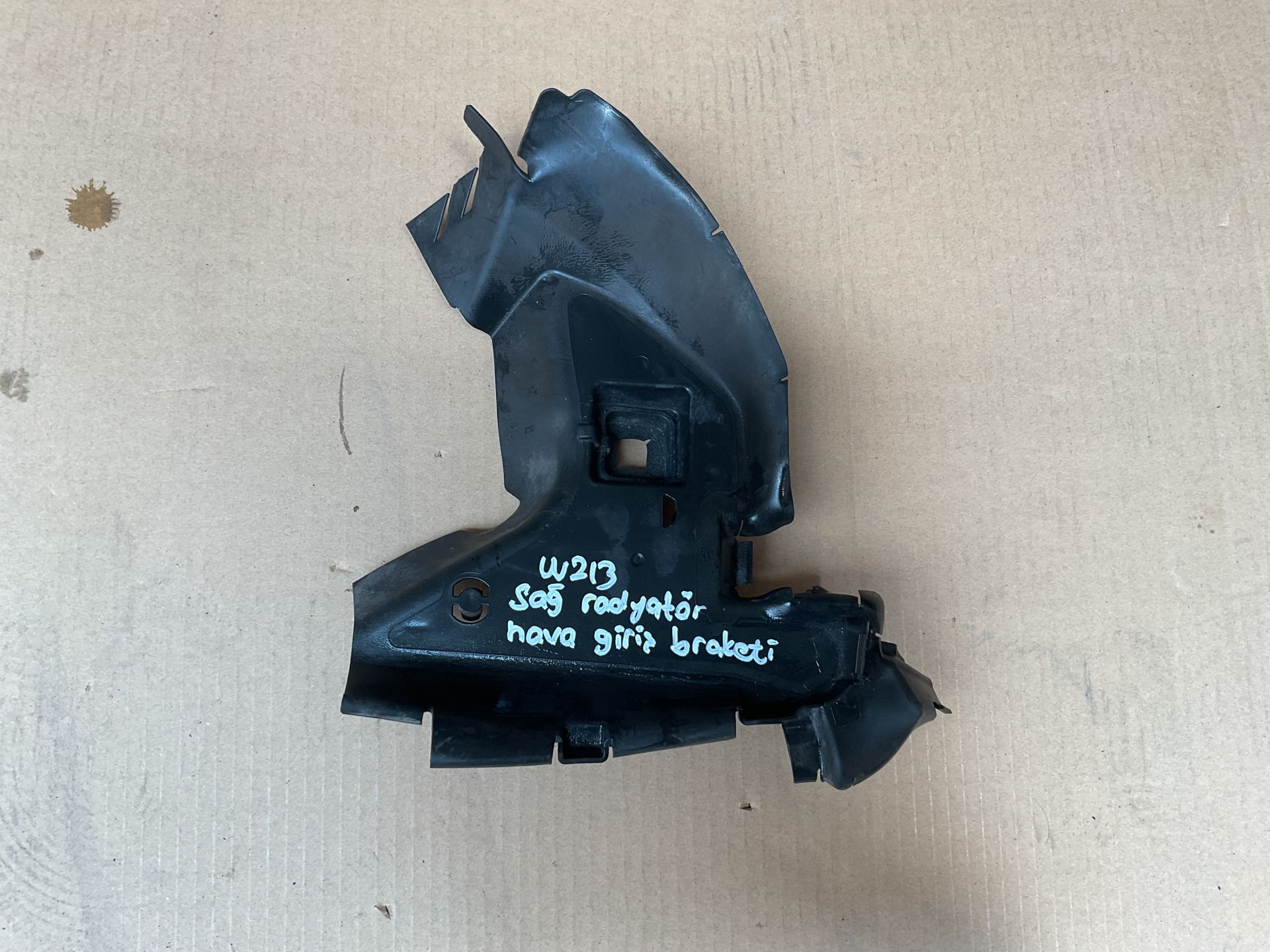 A2135051230 MERCEDES W213 SAĞ RADYATÖR HAVA GİRİŞ BRAKETİ ÇIKMA ORJİNAL