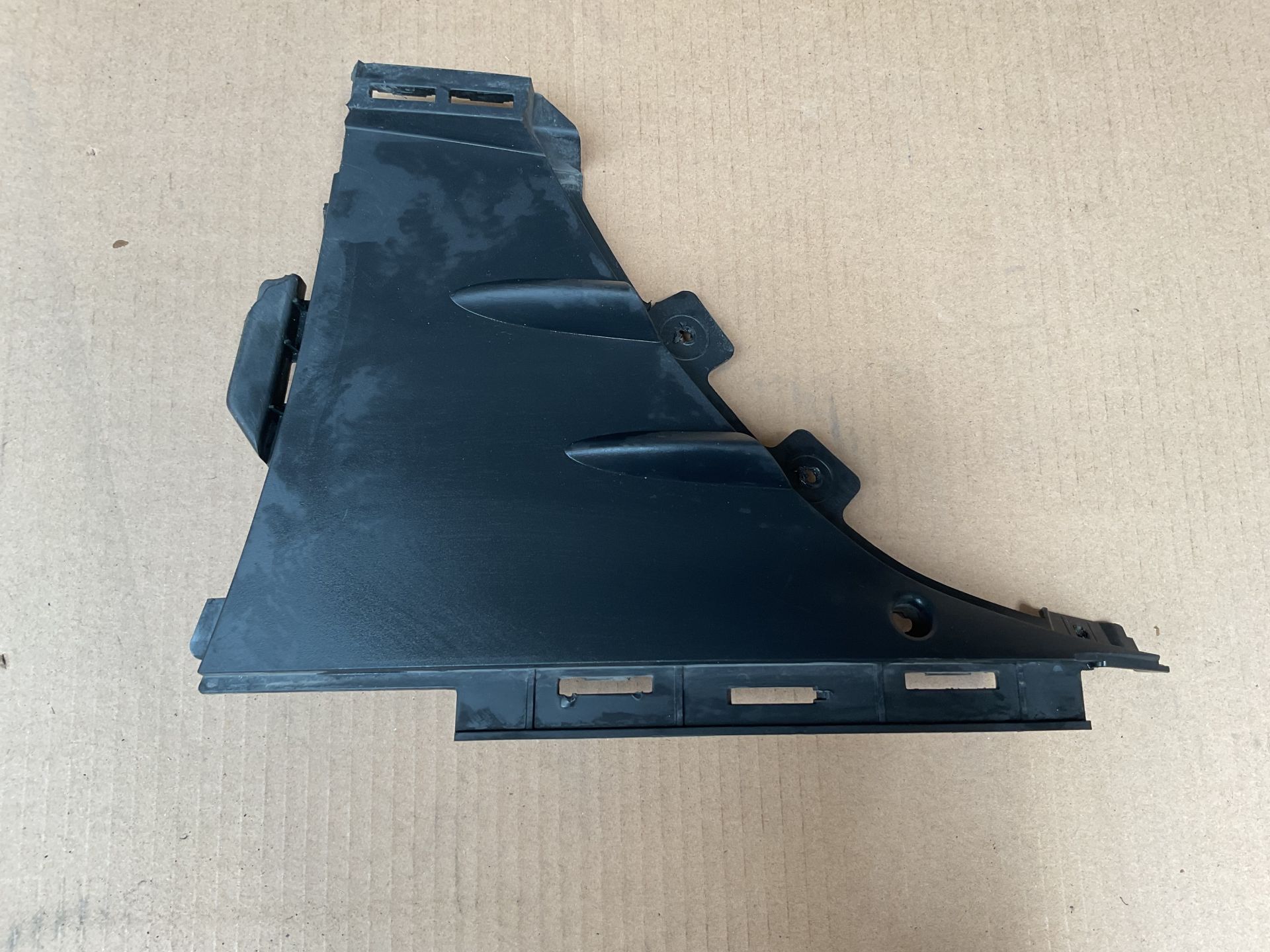 A1188854701 MERCEDES W118 ÖN TAMPON RÜZGARLIK ÇIKMA ORJİNAL