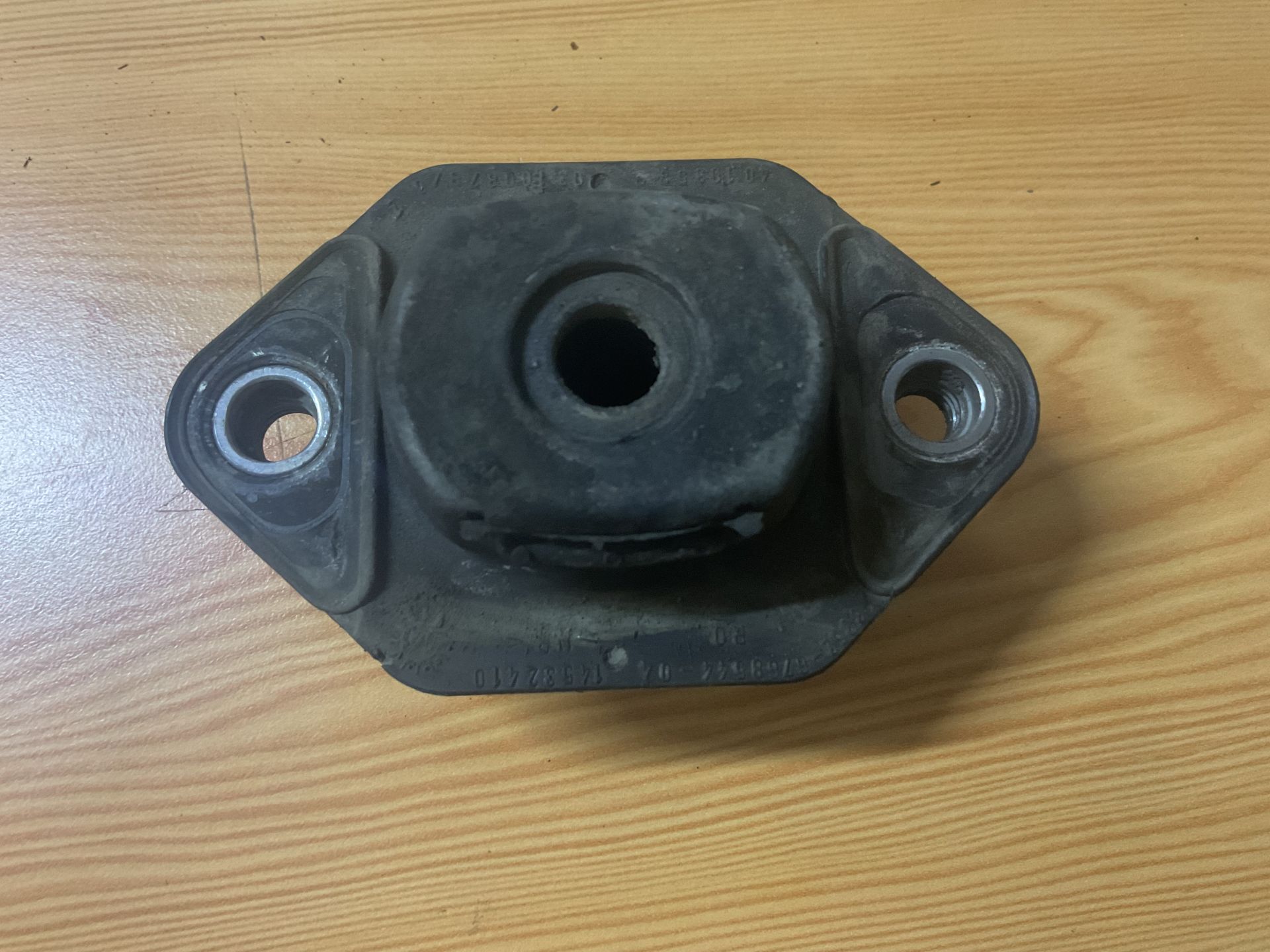 6768544 BMW E90 BOBİN YAY YUVASI ÇIKMA ORJİNAL
