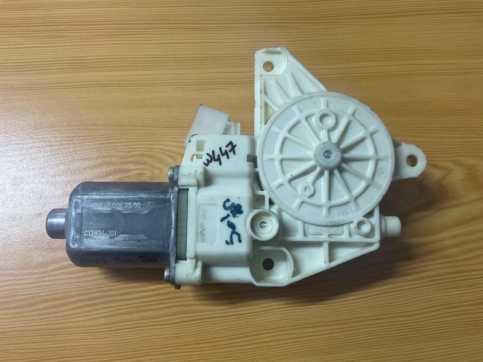A4479063500 MERCEDES W447 ÖN SAĞ CAM MOTORU ÇIKMA ORJİNAL