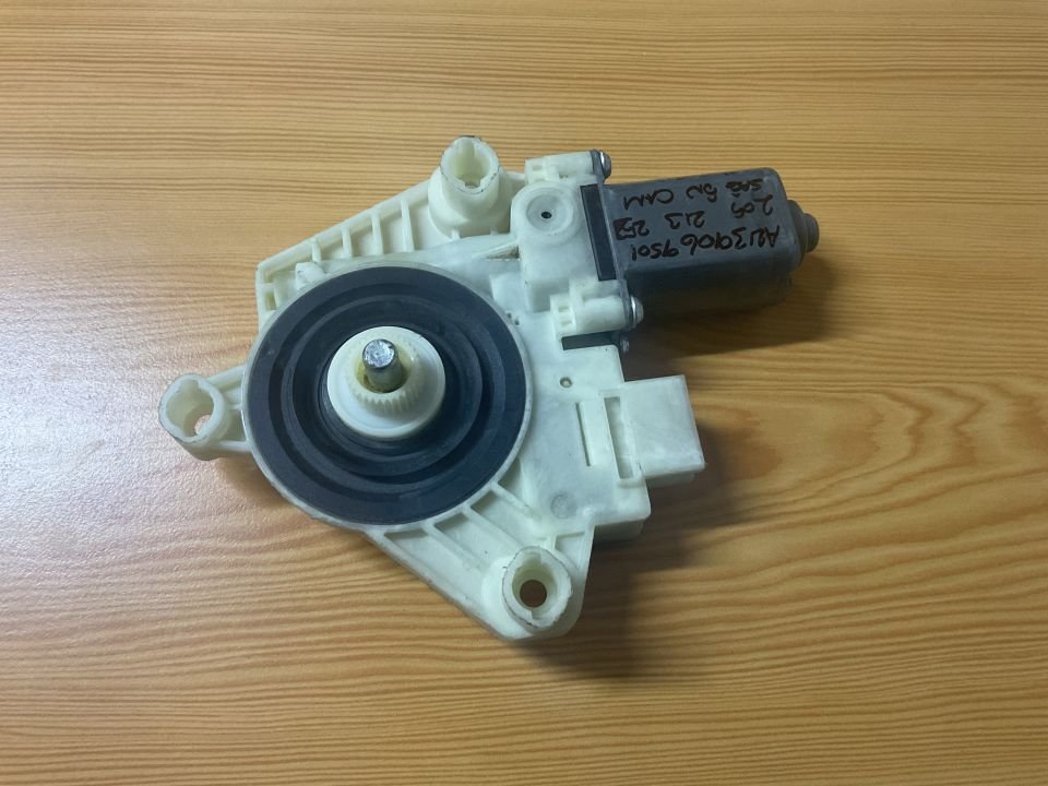 A2059060113 MERCEDES W205 ÖN SAĞ CAM MOTORU ÇIKMA ORJİNAL