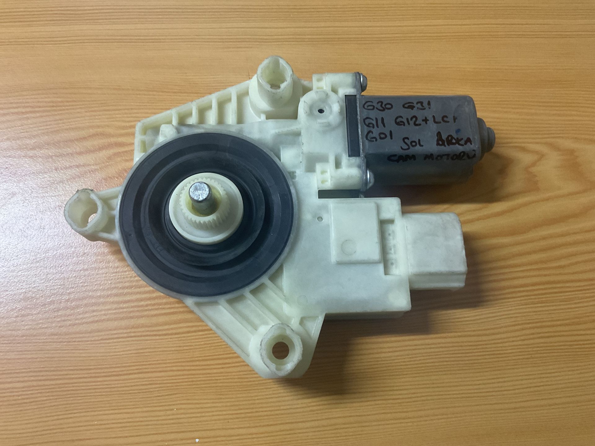 7455083 BMW G30 G31 ARKA CAM MOTORU ÇIKMA ORJİNAL