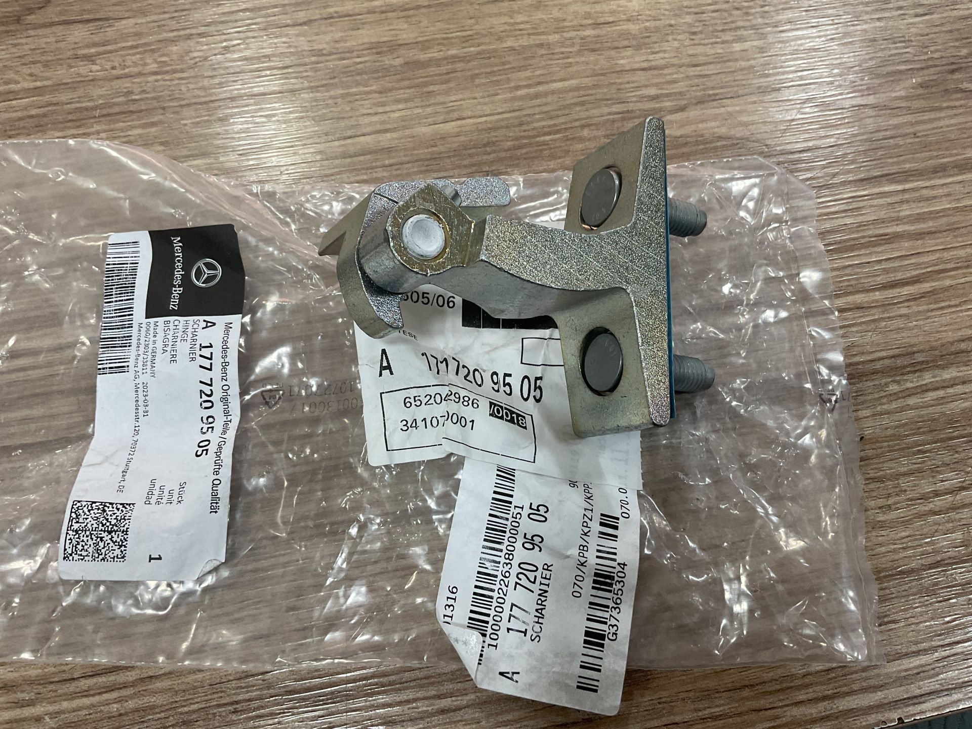 A1777209505 MERCEDES W177 W247 W118 W243 SOL ÖN KAPI ALT  MENTEŞESİ SIFIR ORJİNAL