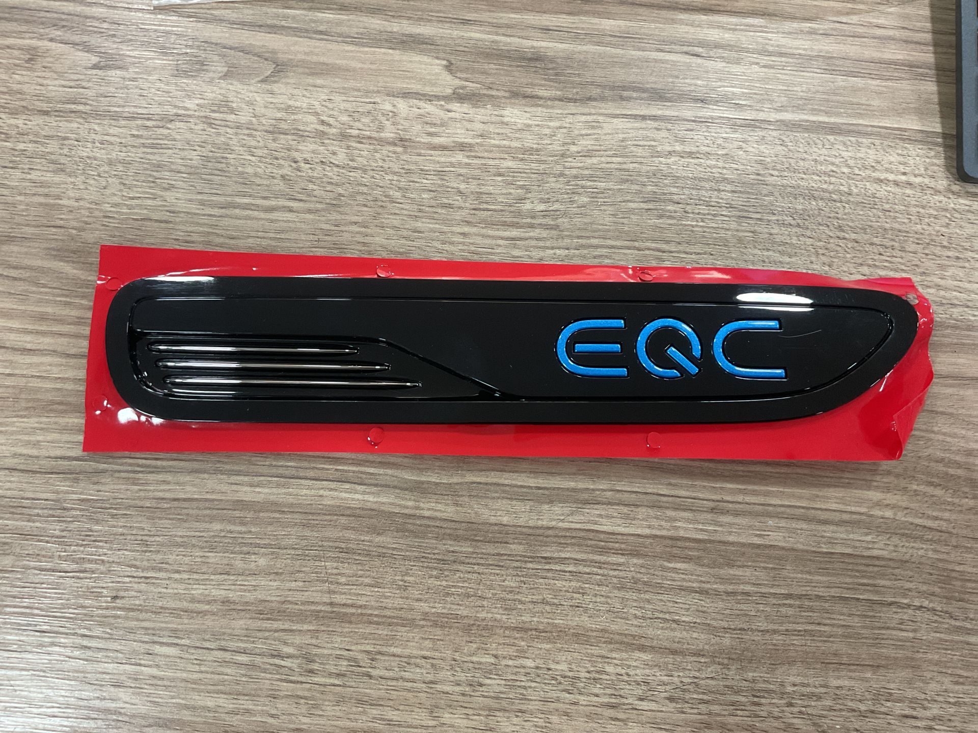 A2938170100 MERCEDES W293 SAĞ ÇAMURLUK EQC YAZISI SIFIR ORJINAL