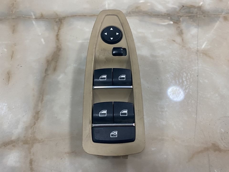9208109 BMW F07 F10 F11 F15 F16 F18 F25 F26 F30 F31 F36 F39 F45 F46 F48 F49 F52 F80 SOL ÖN CAM DÜĞMESİ ÇIKMA ORJİNAL