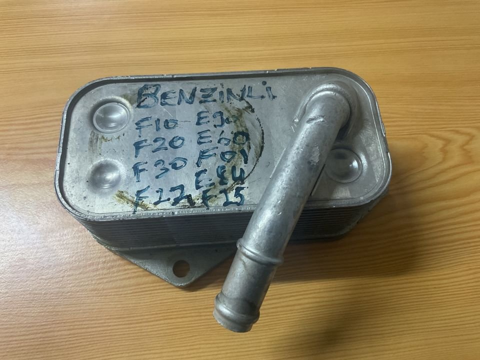 7525333 BMW F30 YAĞ SOĞUTUCU ÇIKMA ORJİNAL