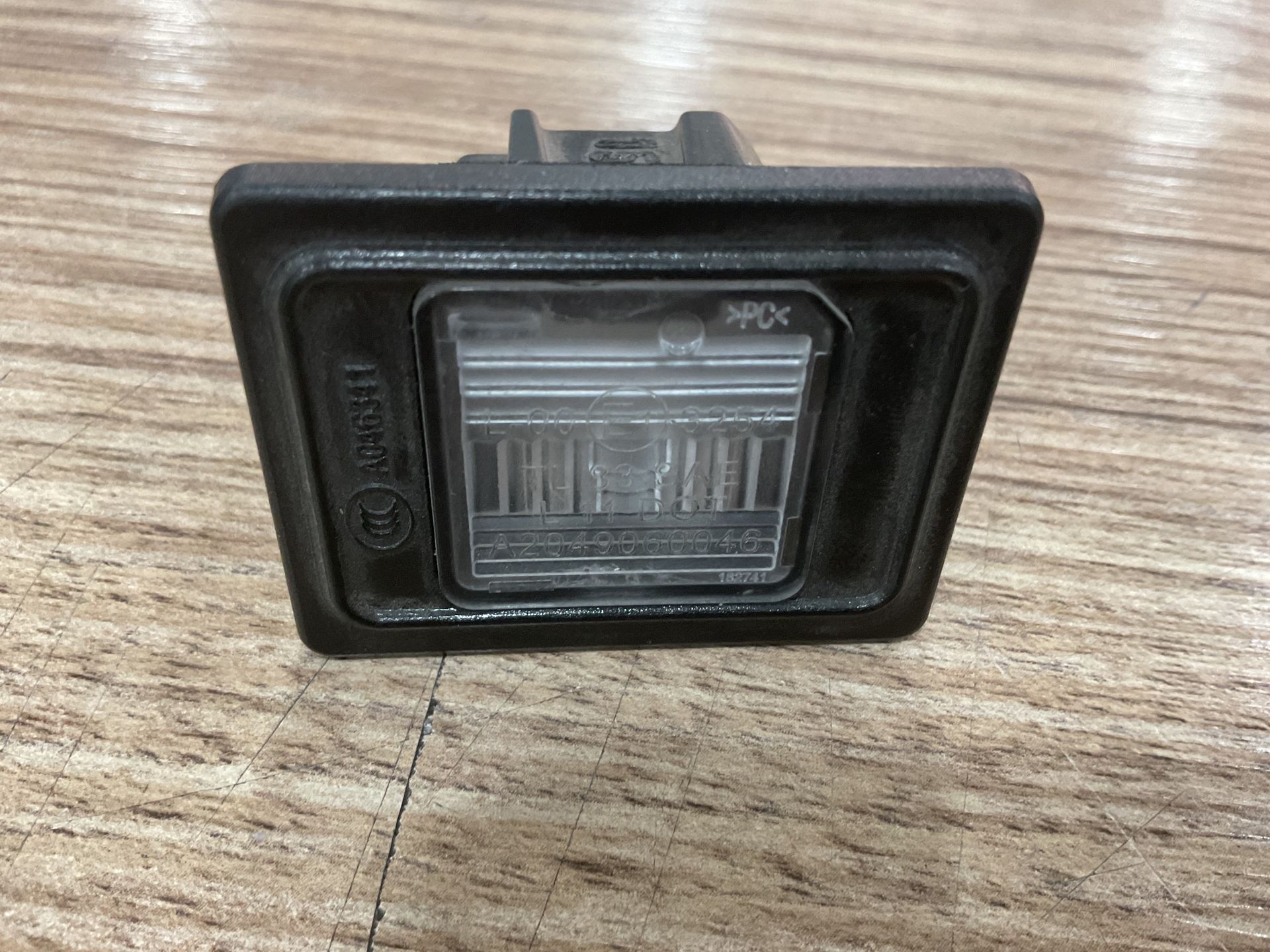 A2049060046 MERCEDES W204 PLAKA LAMBASI ÇIKMA ORJİNAL