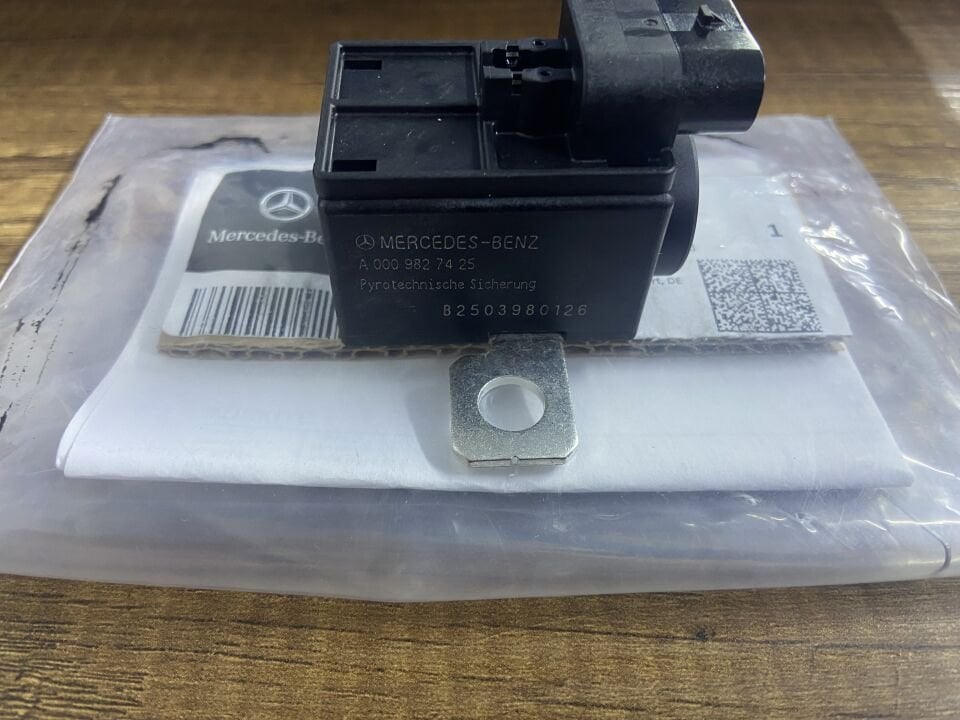 A0009827425 MERCEDES W118 W177 W192 W206 W214 W223 W232 W236 W243 W247 W254 W447 W448 W465 PİROTEKNİK SİGORTASI SIFIR ORJİNAL