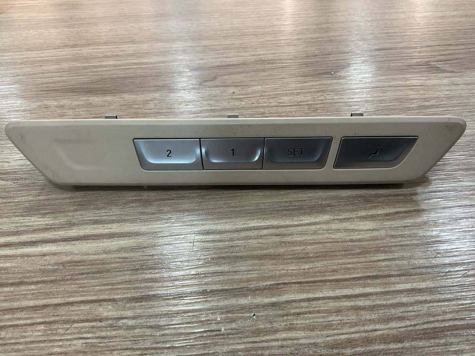 6826741 BMW G11 G12 SAĞ ÖN KOLTUK AYAR DÜĞMESİ ÇIKMA ORJİNAL