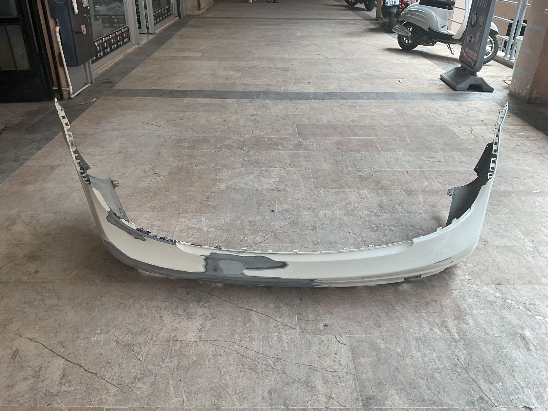 MERCEDES W204 MAKYAJLI AMG ARKA TAMPON ÇIKMA ORJİNAL