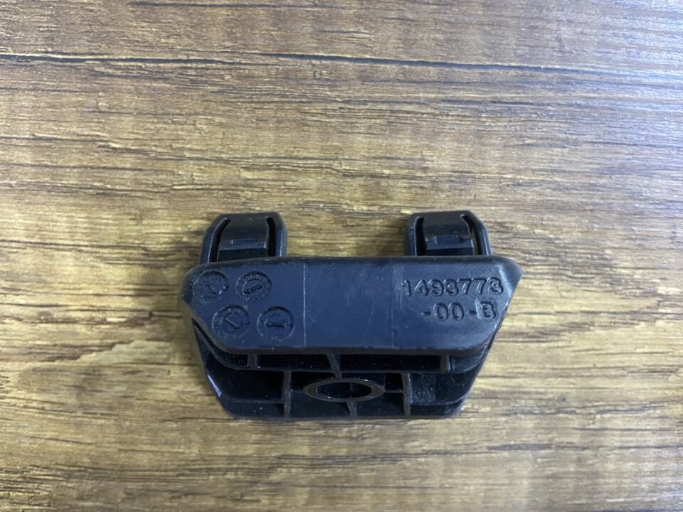 1493773-00-B TESLA Y MODEL SAĞ ÖN TAMPON BRAKETİ ÇIKMA ORJİNAL