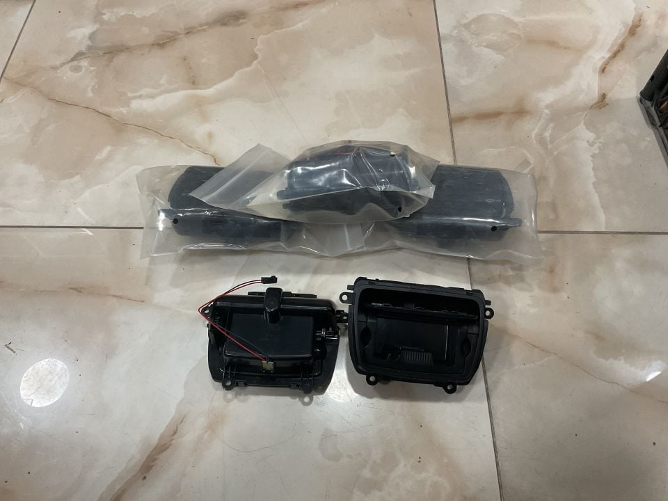 51169206347 9206347  BMW 5 SERİSİ F10 KASA ORTA KONSOL KÜLLÜK SIFIR