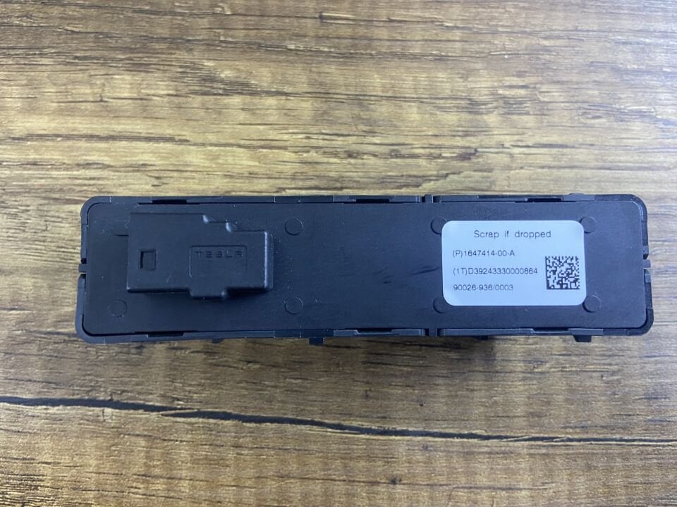 1647414-00-A TESLA Y ARKA KOLTUK AYAR DÜĞMESİ SIFIR ORJİNAL