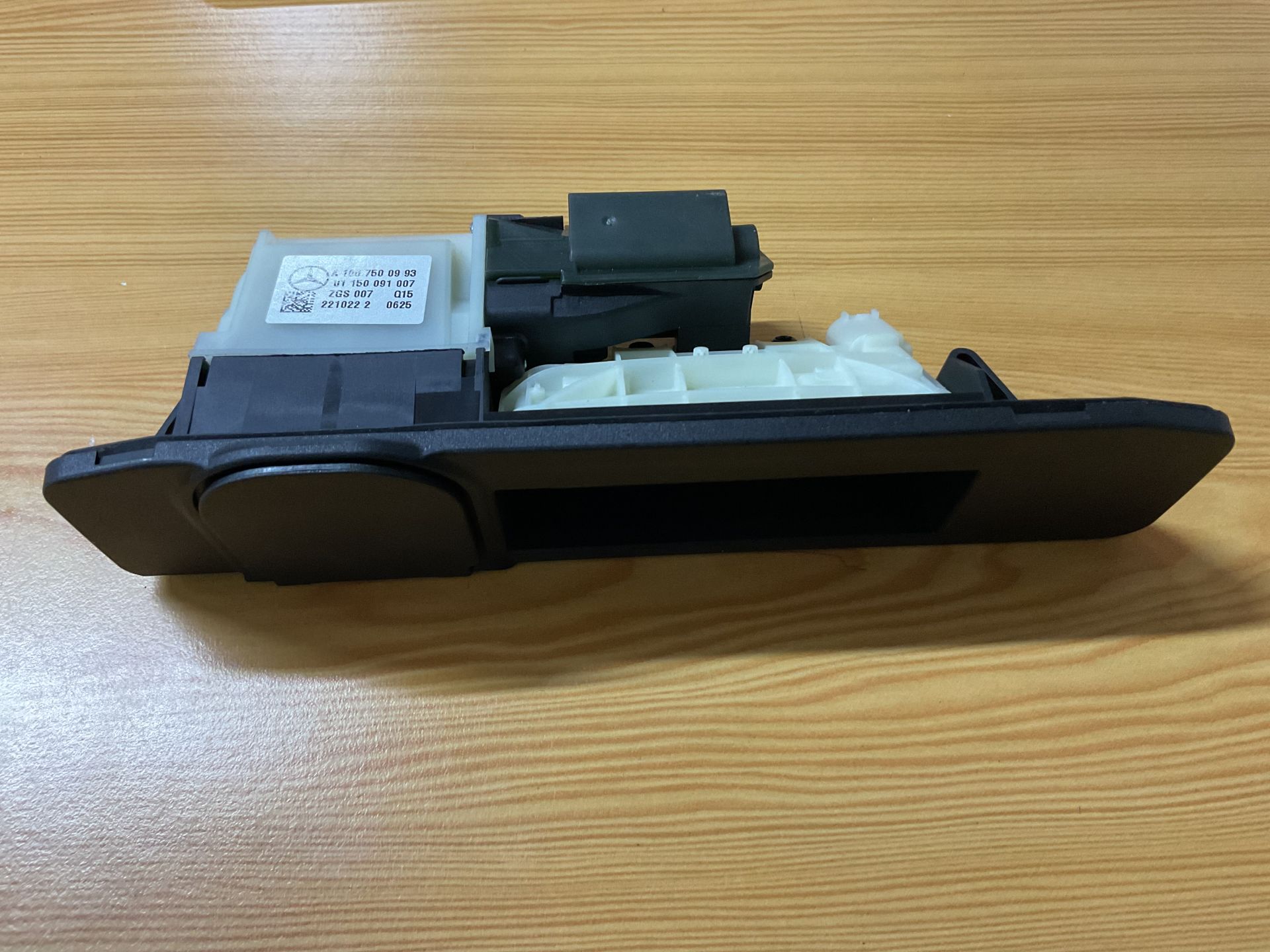 A1667500993 MERCEDES W117  BAGAJ AÇMA DÜĞMESİ ÇIKMA ORJİNAL
