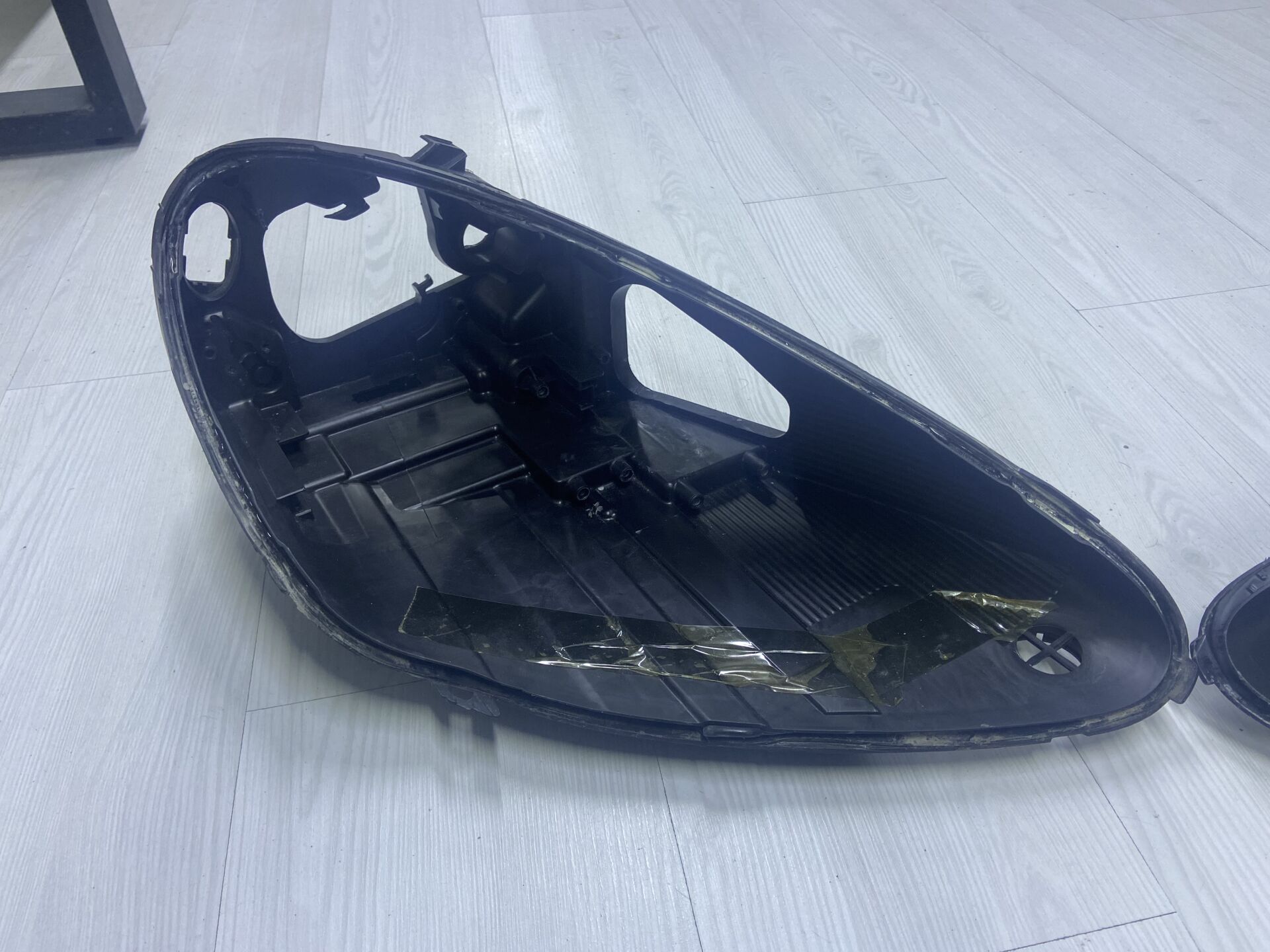 PORSCHE CAYENNE SAĞ FAR KASASI ÇIKMA ORJİNAL 2011-2013