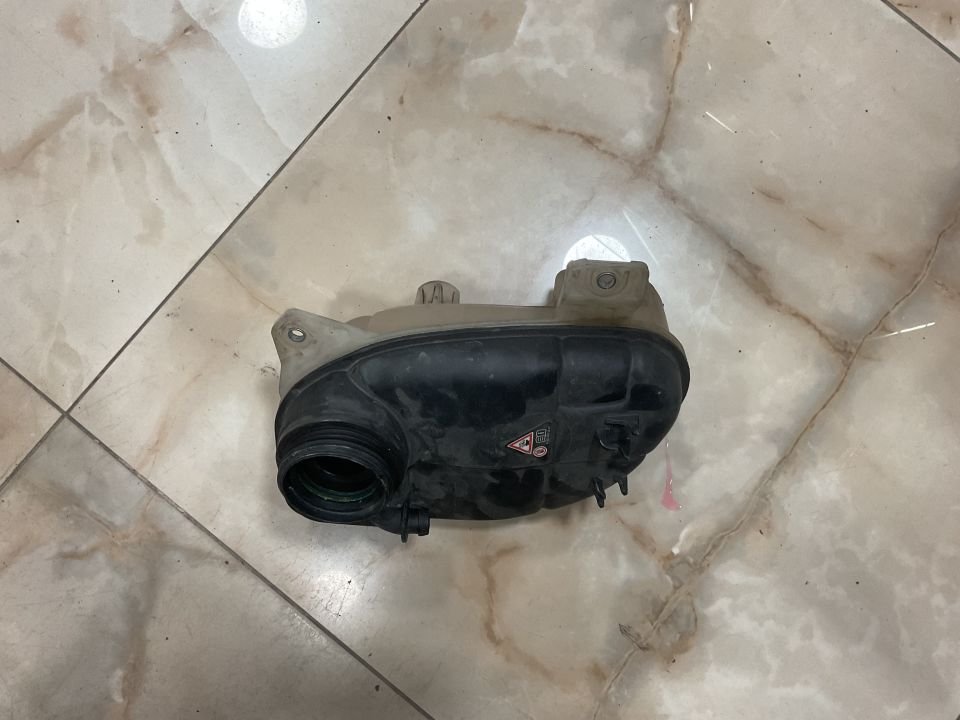 A0005840807 MERCEDES W205 RADYATÖR YEDEK SU DEPOSU ÇIKMA ORJİNAL