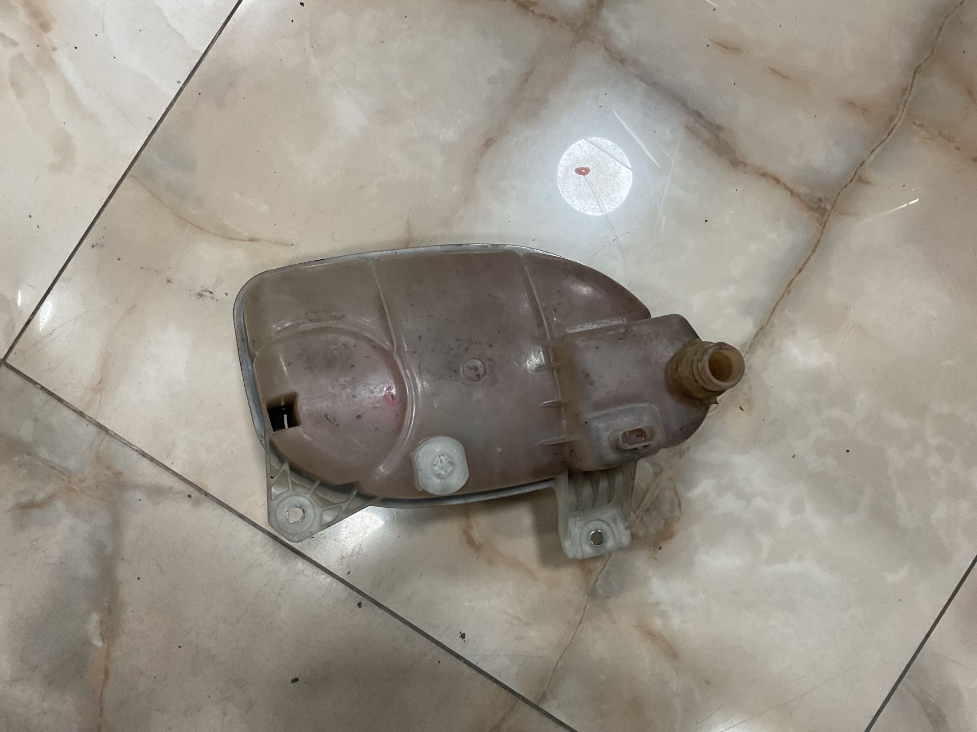 A0005840807 MERCEDES W205 RADYATÖR YEDEK SU DEPOSU ÇIKMA ORJİNAL