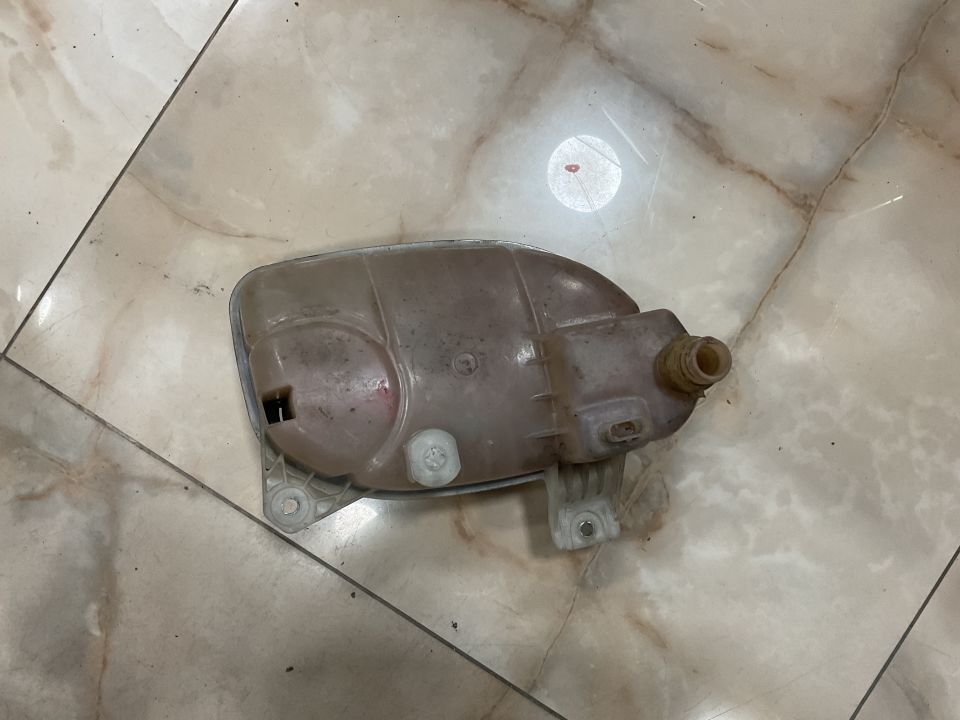 A0005840807 MERCEDES W205 RADYATÖR YEDEK SU DEPOSU ÇIKMA ORJİNAL