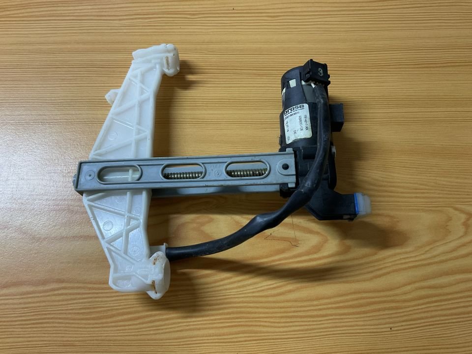 7314217 BMW F15 ÖN SAĞ KOLTUK BAŞLIK AYARLAYICI MOTOR ÇIKMA ORJİNAL