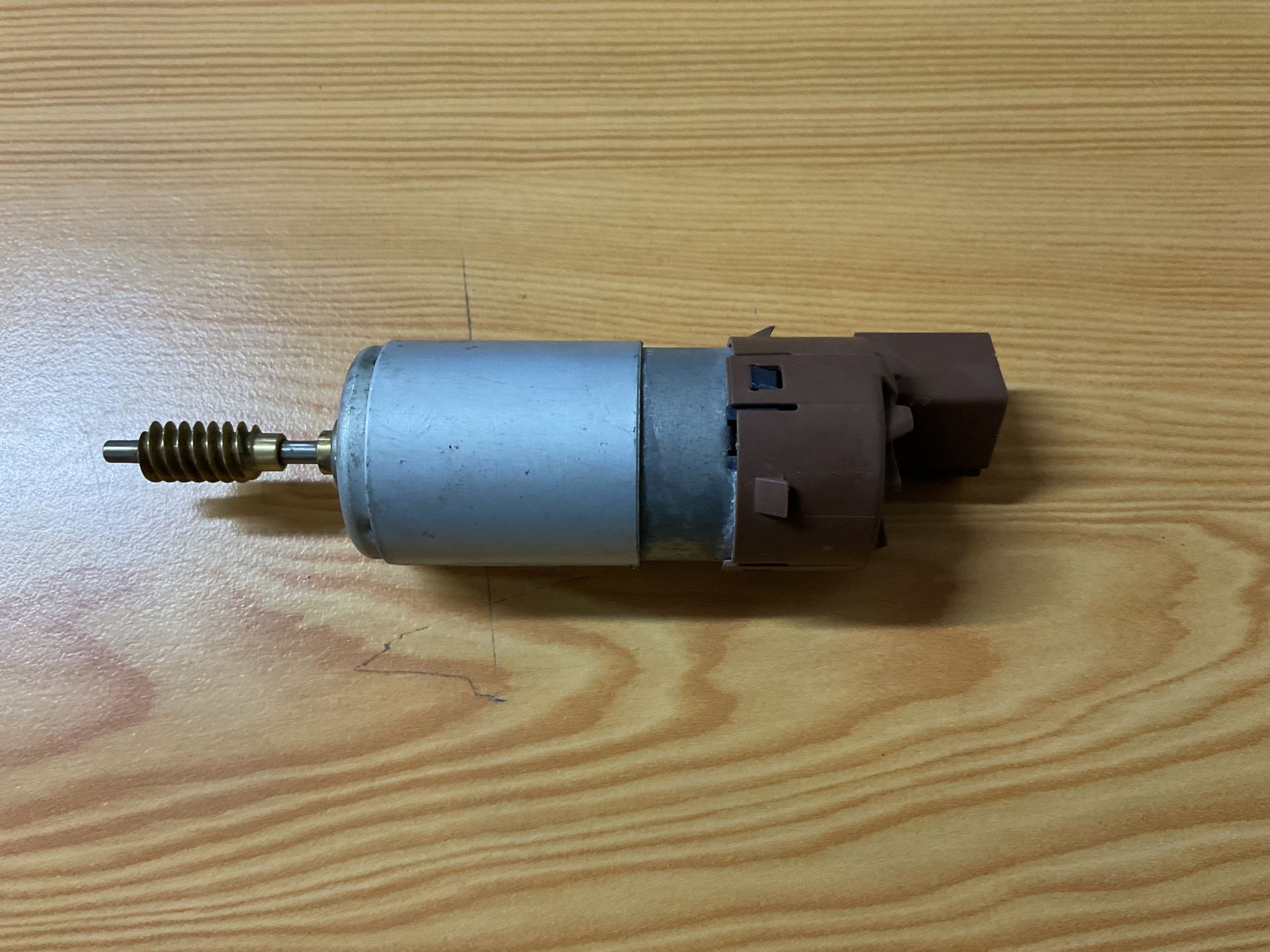 C06710-106 BMW F15 ÖN SOL KOLTUK AYAR MOTORU ÇIKMA ORJİNAL