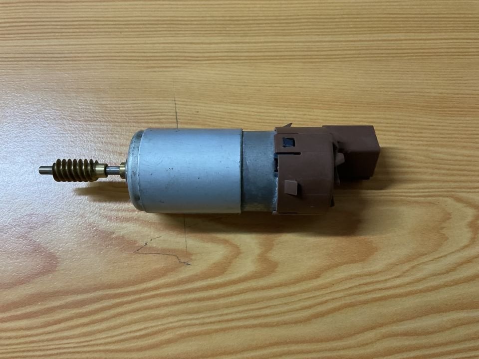 C06710-106 BMW F15 ÖN SOL KOLTUK AYAR MOTORU ÇIKMA ORJİNAL