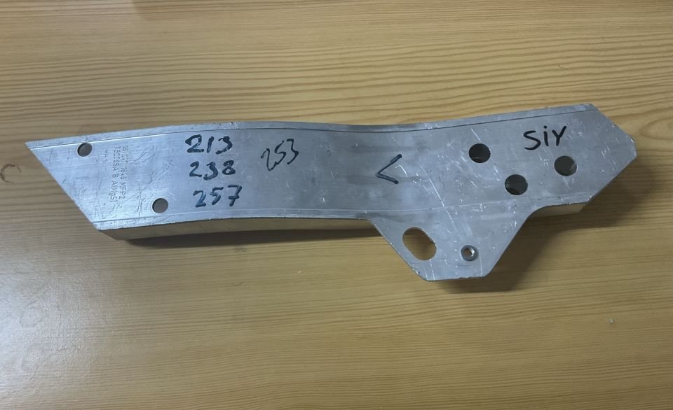 T52785A MERCEDES W213 ÖN SOL RADYATÖR DESTEK AYAĞI ÇIKMA ORJİNAL