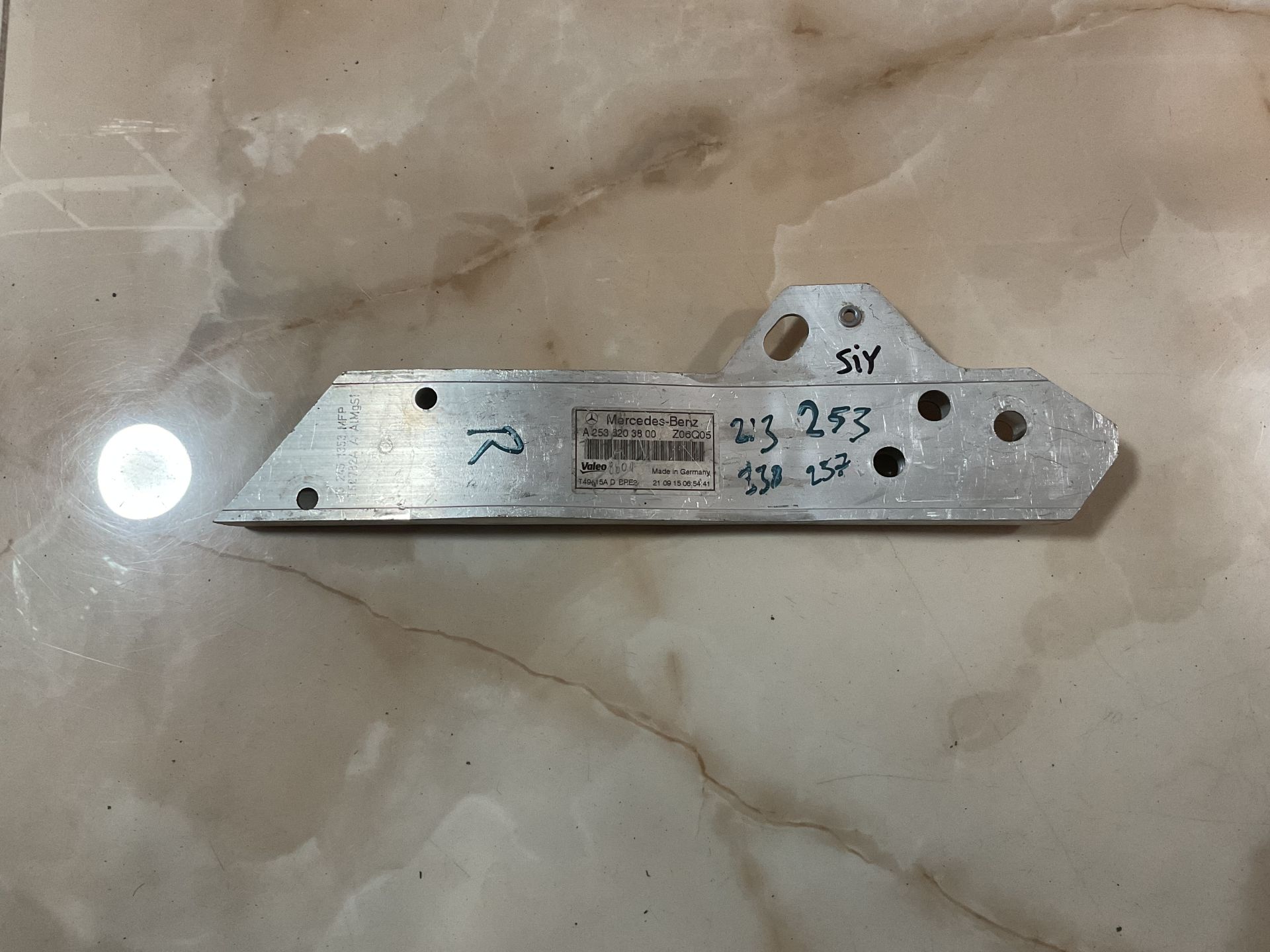 A2536203800 MERCEDES GLC W253 W213 RADYATÖR BRAKETİ SAĞ ÇIKMA ORJİNAL (ALÜMİNYUM)