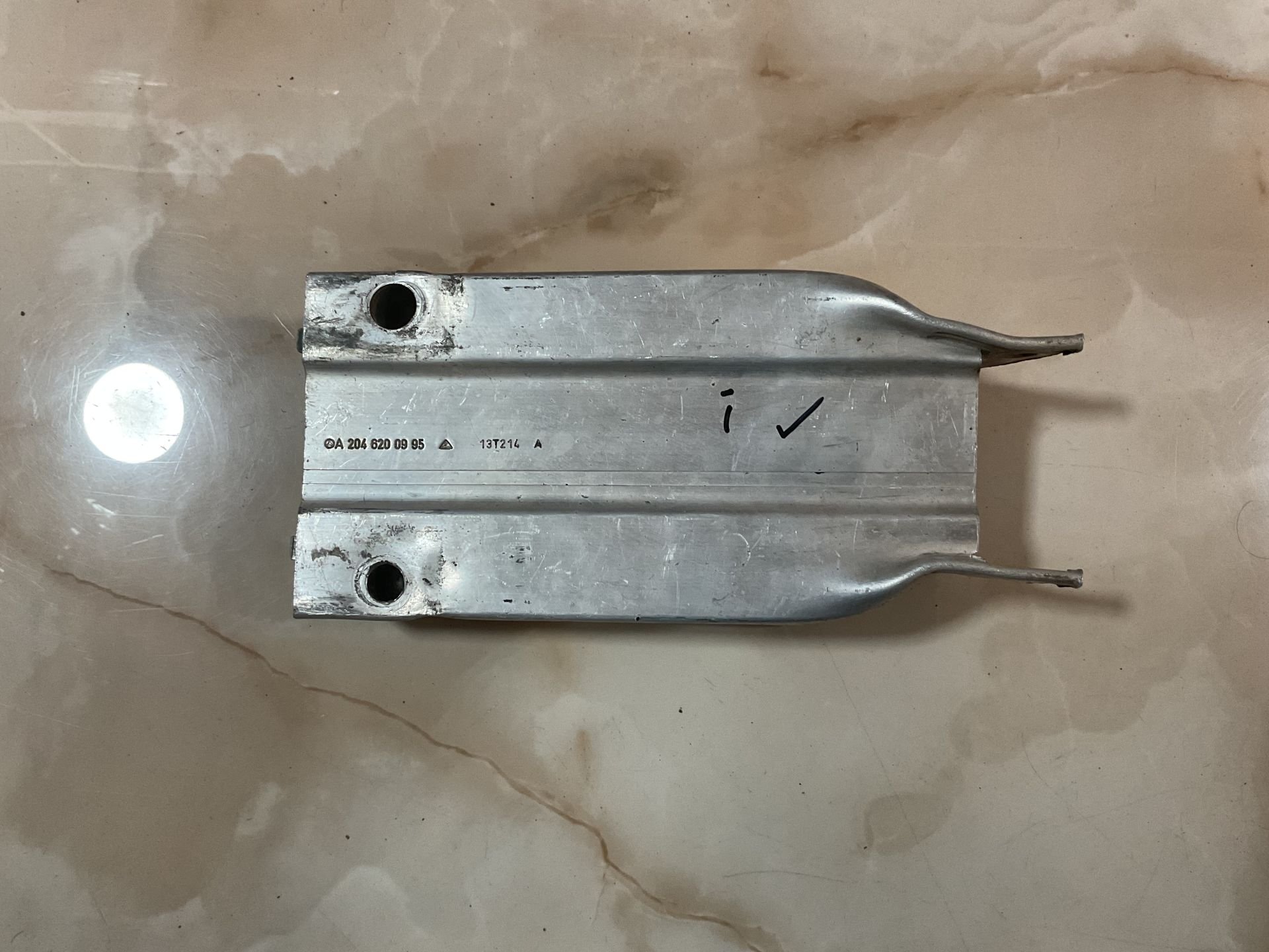 A2046200995 MERCEDES W204 ÖN SAĞ TAMPON DEMİR AYAĞI ÇIKMA ORJ