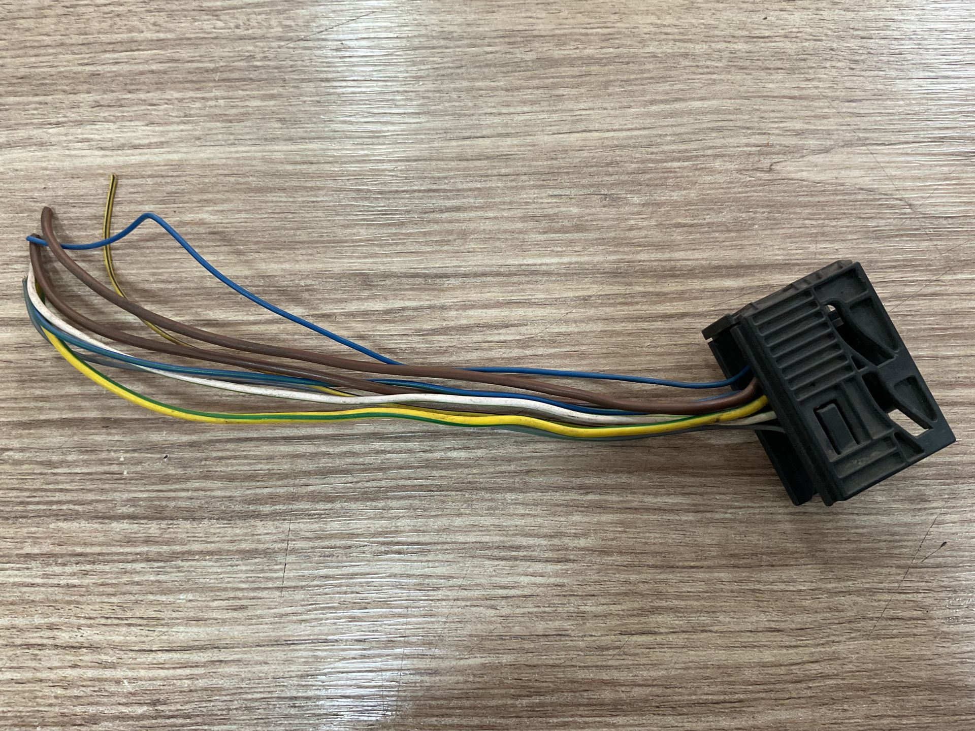 8325566 BMW G11 KONNEKTÖR KABLO SOKETİ ÇIKMA ORJİNAL