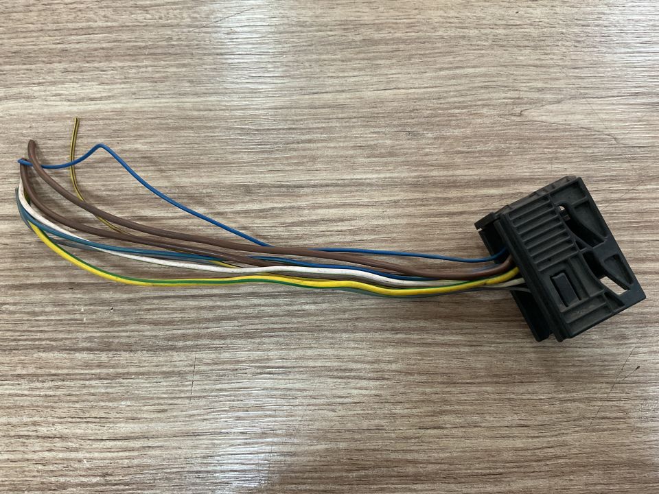 8325566 BMW G11 KONNEKTÖR KABLO SOKETİ ÇIKMA ORJİNAL