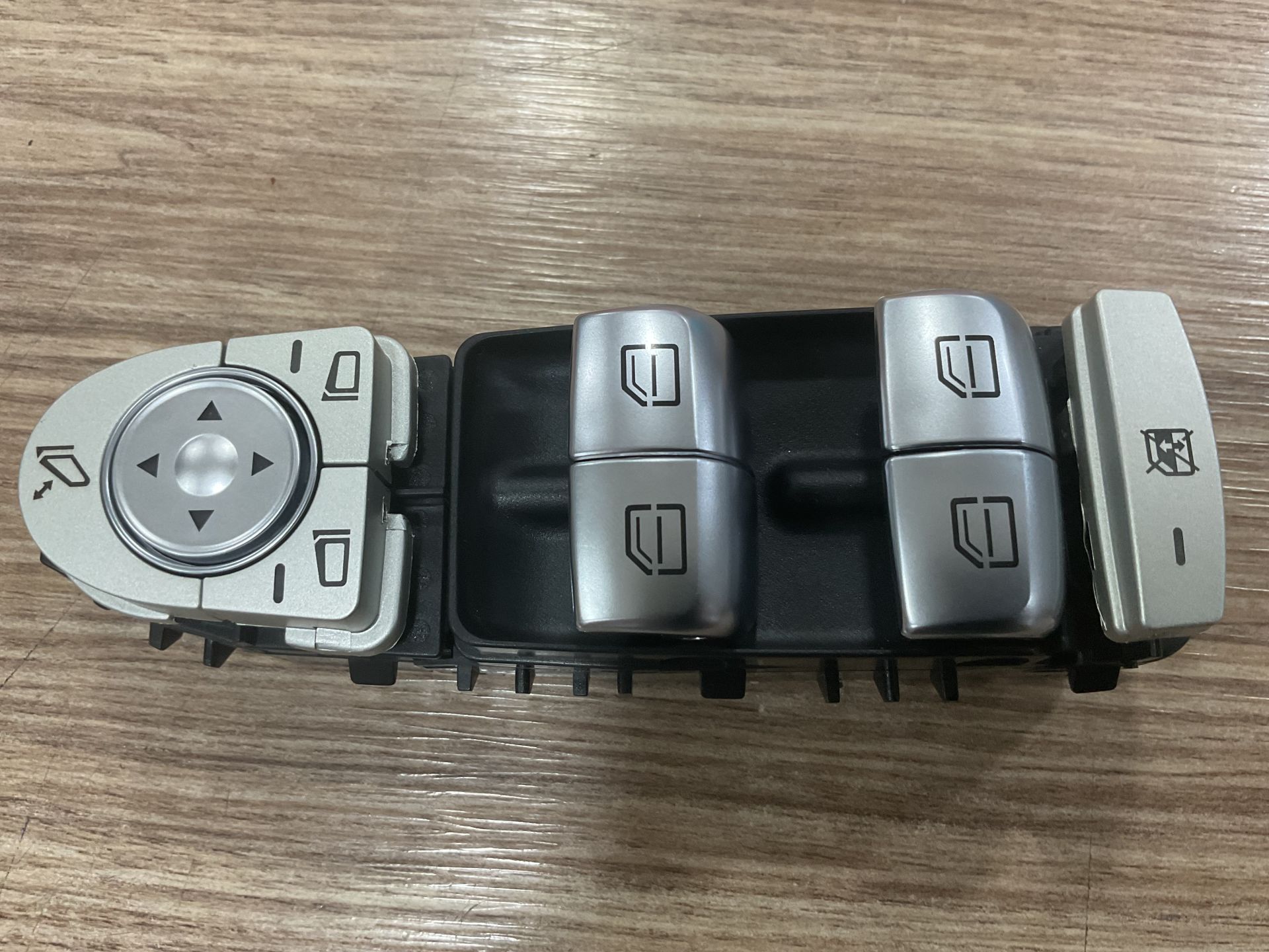 A2059056811 MERCEDES W205 SOL ÖN KAPI CAM DÜĞMESİ SIFIR Y.S