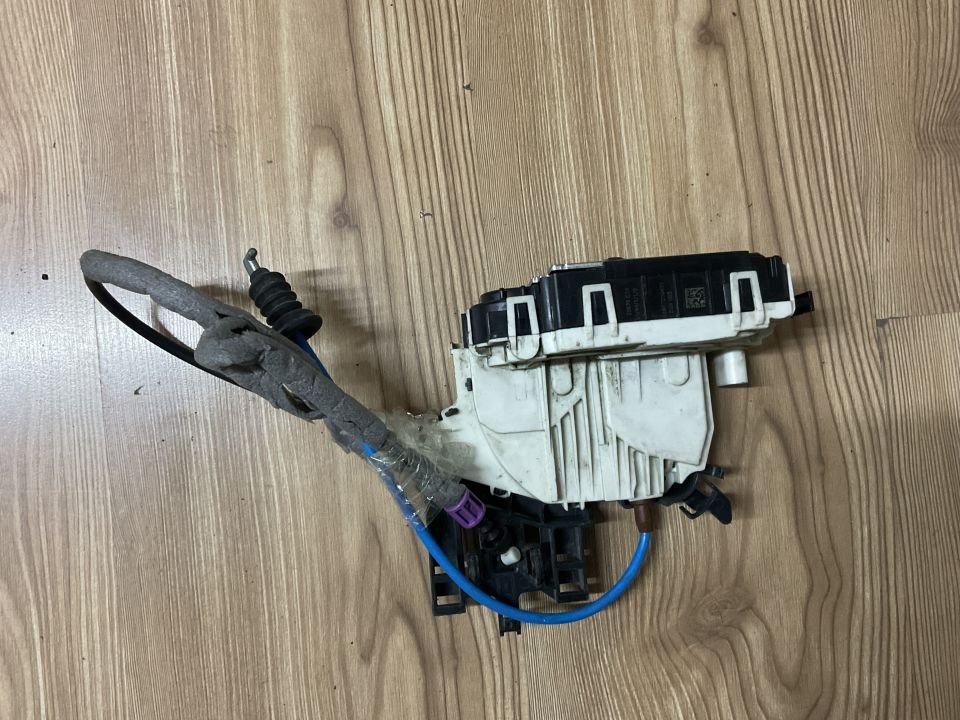 A1667200435 MERCEDES W166 ÖN SAĞ KAPI KİLİDİ ÇIKMA ORJİNAL